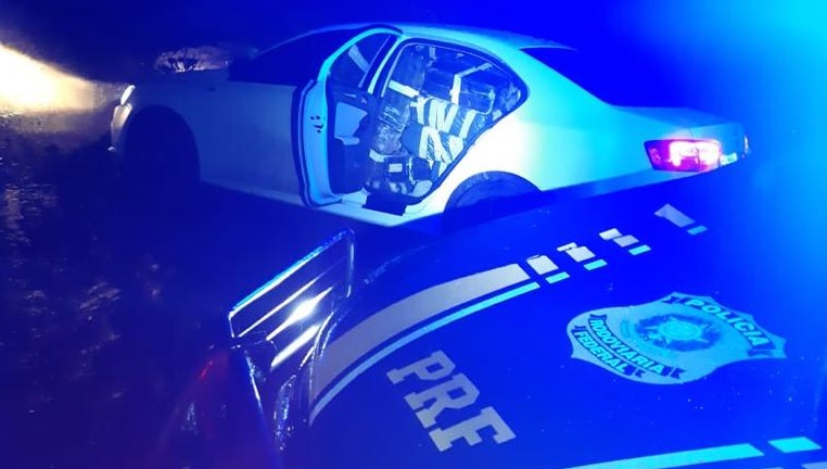 896 kg de maconha recuperado de carro roubado