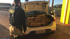 Veículo com registro de furto apreendido com maconha
