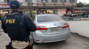 Toyota cinzento recuperado na baixada fluminense pela PRF