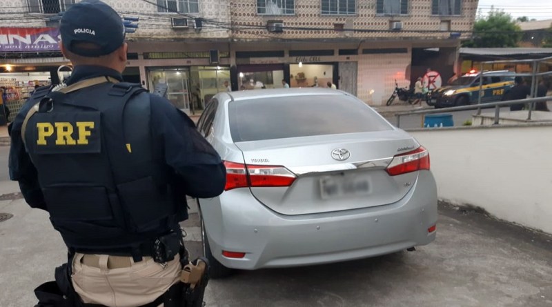 Toyota cinzento recuperado na baixada fluminense pela PRF